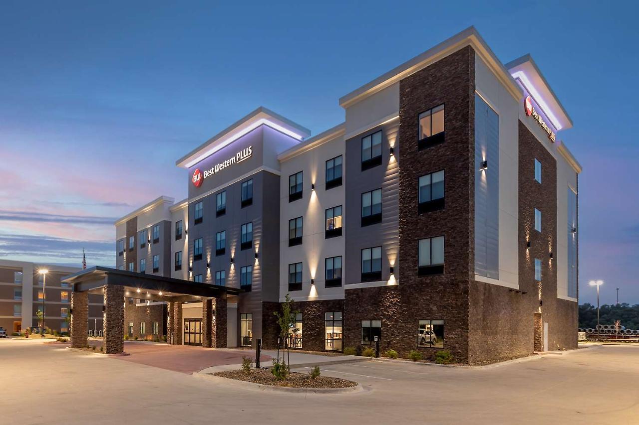 La Quinta Inn & Suites By Wyndham Coralville Iowa City Exterior photo