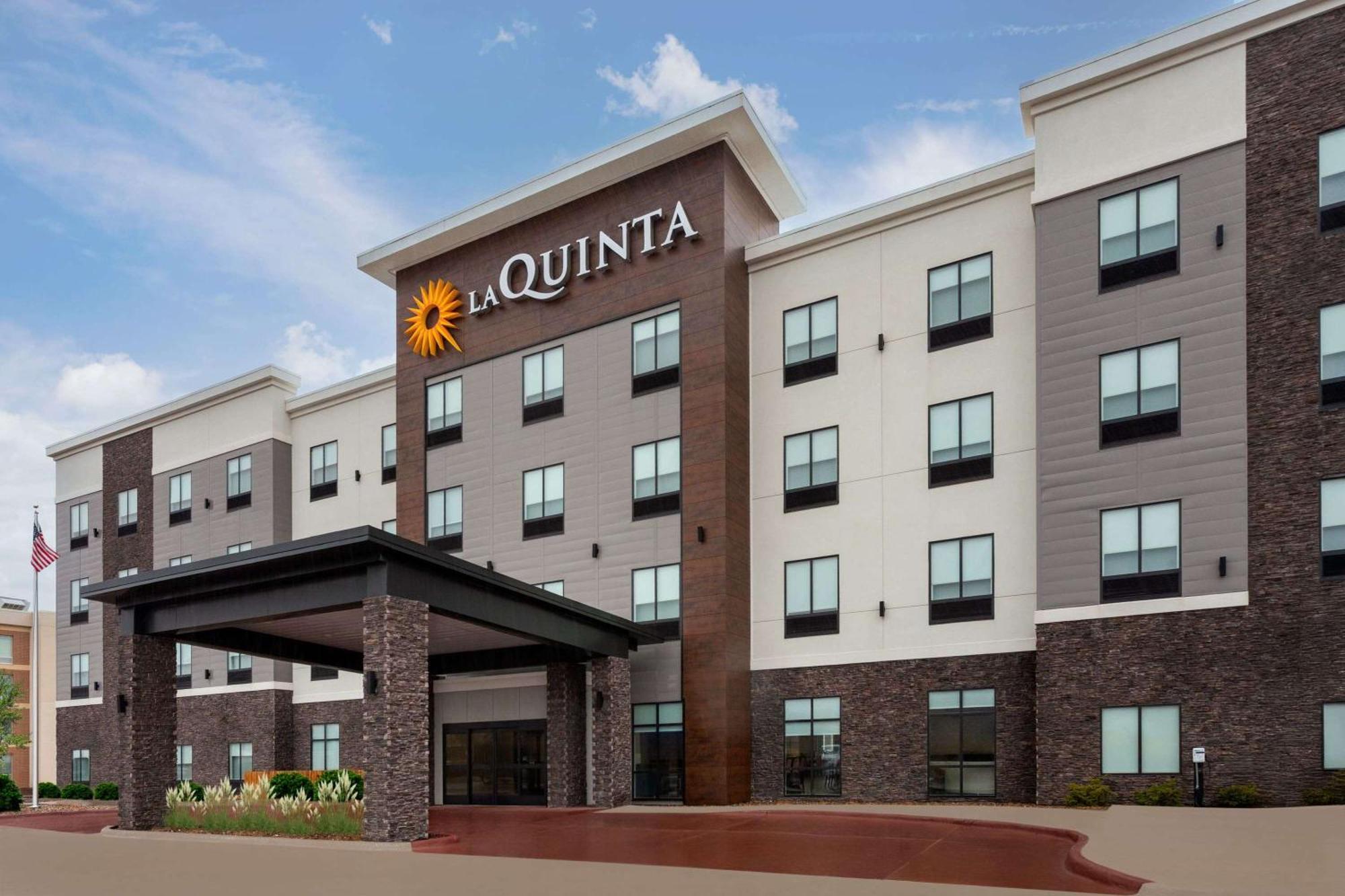 La Quinta Inn & Suites By Wyndham Coralville Iowa City Exterior photo
