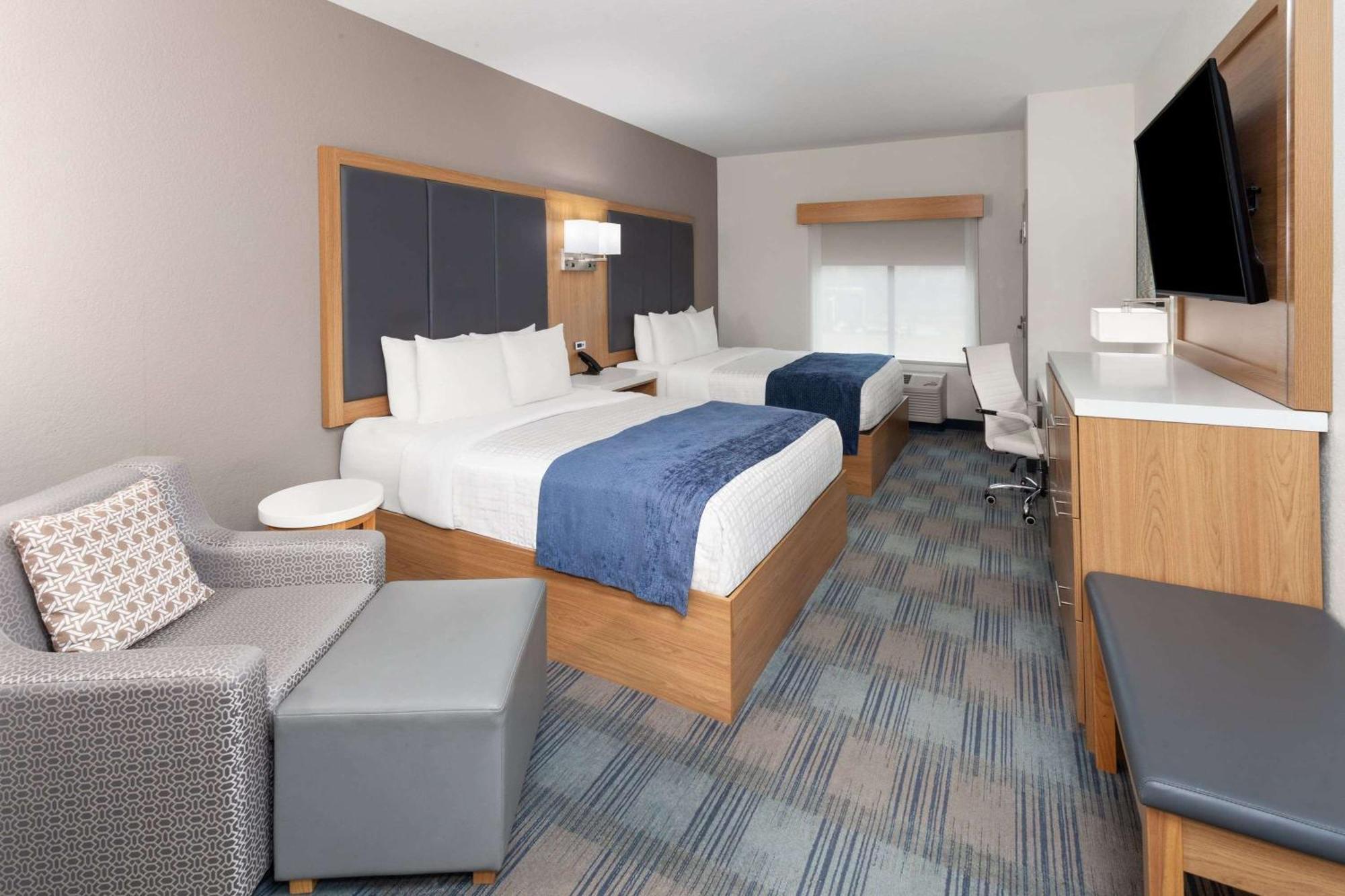 La Quinta Inn & Suites By Wyndham Coralville Iowa City Exterior photo